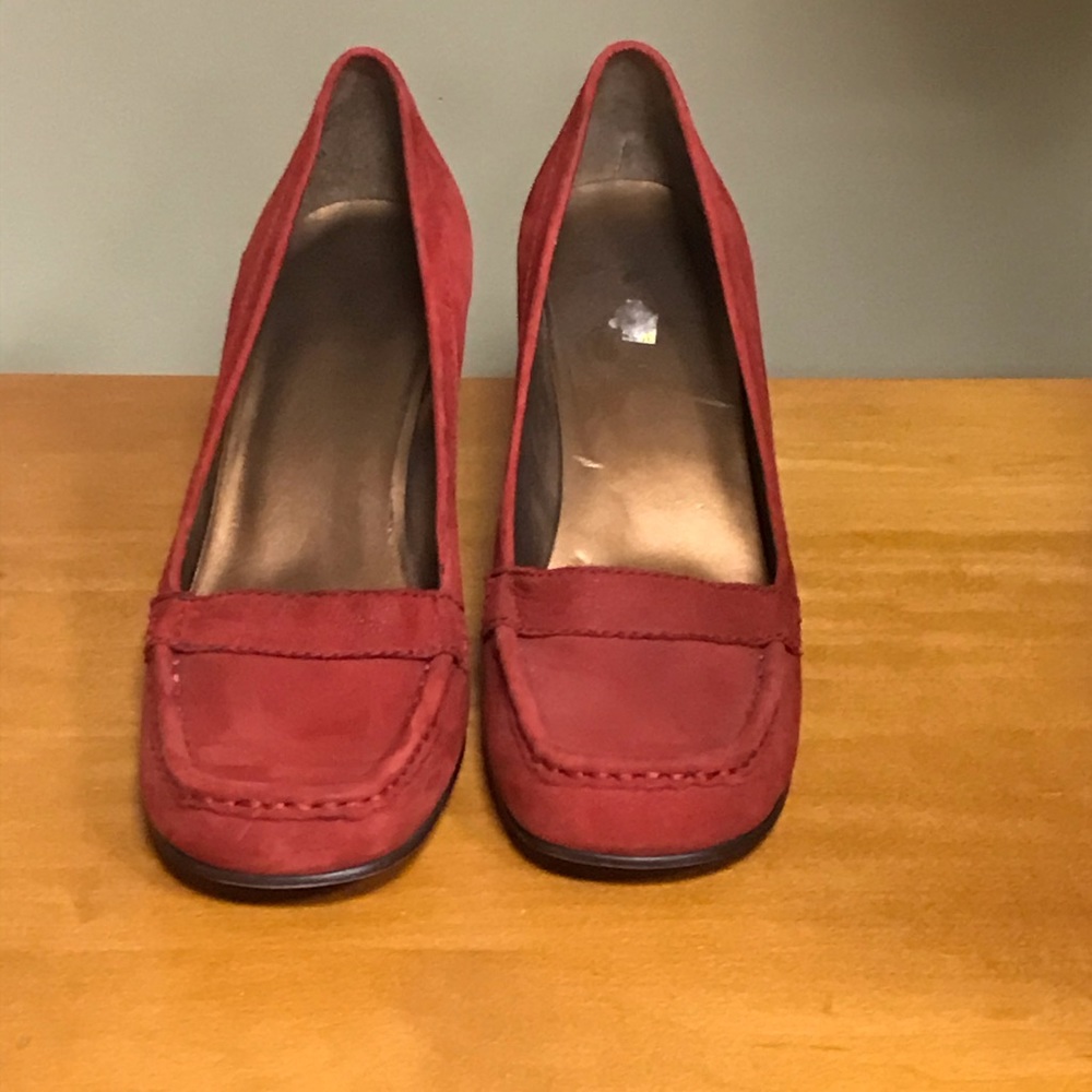 Nine West red suede shoes 8/12.